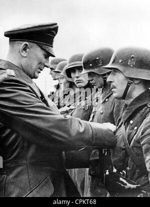 General Feldmarschall Fedor von Bock vergibt deutsche Soldaten an der Ostfront, 1941 Stockfoto