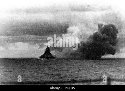 Blick auf das deutsche Schlachtschiff "Bismarck" feuern auf britische Seestreitkräfte, wie gesehen von dem deutschen schweren Kreuzer "Prinz Eugen" Stockfoto