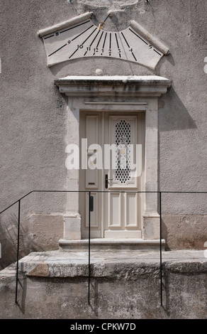 Sonnenuhr über Haus-Tür, Ardeche, Frankreich Stockfoto