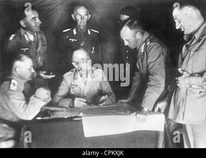 Erwin Rommel bei einem Treffen mit General Enea Navarini am italienischen Armee-Hauptquartier, North Africa, 1942 (s/w Foto) Stockfoto