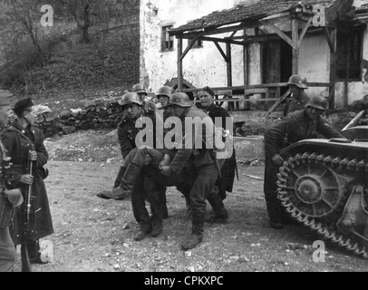 Deutsche Soldaten rettet einen verwundeten Mann an der Ostfront, 1941 Stockfoto