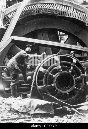 Deutscher Soldat in einer zerstörten Fabrik in Stalingrad, 1942 Stockfoto