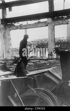 Deutscher Soldat in einer zerstörten Fabrik in Stalingrad, 1942 Stockfoto