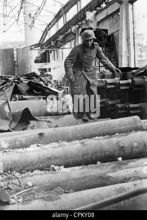 Deutscher Soldat in einer zerstörten Fabrik in Stalingrad, 1942 Stockfoto