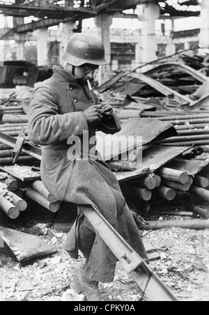 Deutscher Soldat in einer zerstörten Fabrik in Stalingrad, 1942 Stockfoto