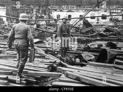 Deutscher Soldat in einer zerstörten Fabrik in Stalingrad, 1942 Stockfoto