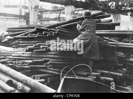 Deutscher Soldat in einer zerstörten Fabrik in Stalingrad, 1942 Stockfoto