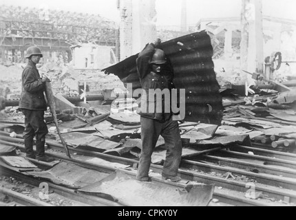 Deutscher Soldat in einer zerstörten Fabrik in Stalingrad, 1942 Stockfoto