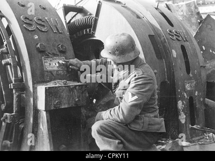 Deutscher Soldat in einer zerstörten Fabrik in Stalingrad, 1942 Stockfoto