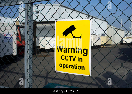 Warnung-CCTV im Betrieb melden Sie auf einem Zaun Stockfoto