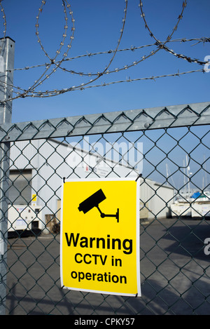 Warnung-CCTV im Betrieb melden Sie auf einem Zaun Stockfoto