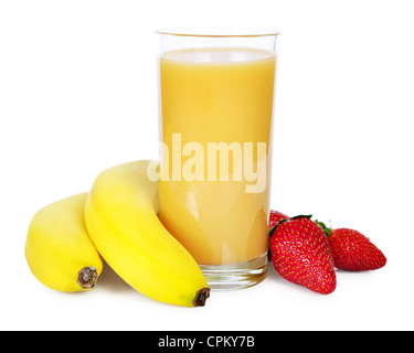 Banane und Erdbeer Smoothie in Glas auf weißem Hintergrund Stockfoto