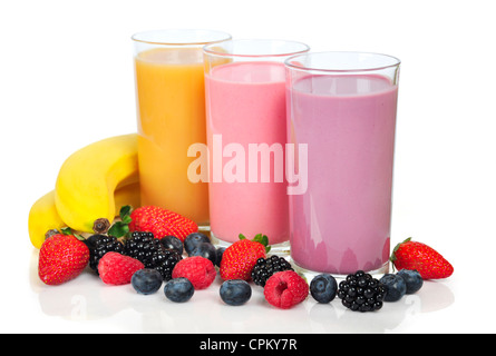 Drei Gläser von Smoothies mit verschiedenen Beeren und Bananen Stockfoto