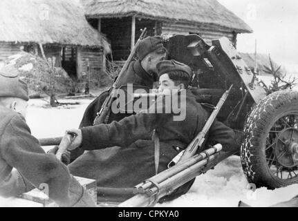 Russischen Freiwilligen der Wehrmacht während des Trainings an der Ostfront 1943 Stockfoto