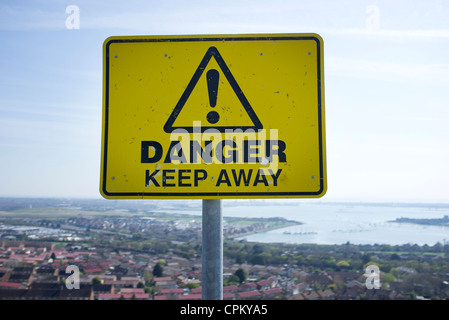 gelbe Warnung Gefahr halten Weg Zeichen auf Portsdown Hügel Stockfoto