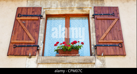 Fenster mit Fensterläden und Fenster-Box auf ein Haus in Frankreich Stockfoto