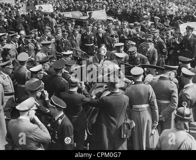 Ferdinand Porsche mit Adolf Hitler bei einem Volkswagen, 1938 Stockfoto