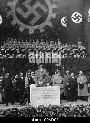 Adolf Hitler beim ersten Spatenstich für das VW-Werk in Wolfsburg, 1938 Stockfoto