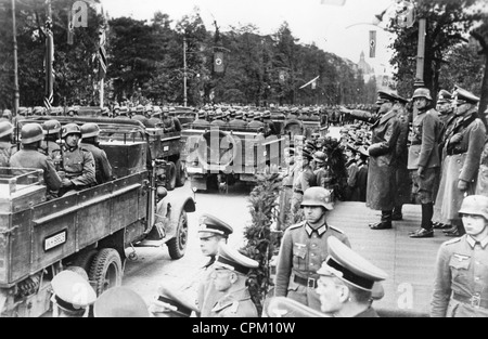 Adolf Hitler und Johannes von Blaksowitz bei Siegesparade in Warschau, 1939 Stockfoto