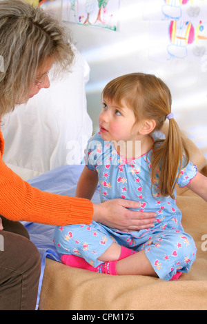 BAUCHSCHMERZEN BEI KINDERN Stockfoto