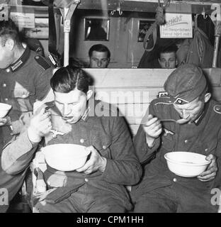 Deutsche Soldaten in einem Zug von Urlaubern, 1941 Stockfoto