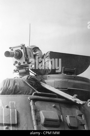 Ein deutscher Kameramann schießt aus einem Panzerturm an der Ostfront 1942 Stockfoto