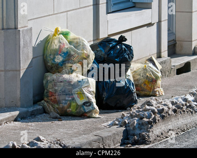 Taschen von Müll blockierende Pflaster - Frankreich. Stockfoto