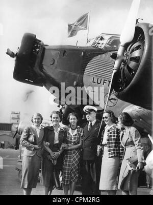 Ein Pilot und zukünftige Stewardessen vor einer Junkers Ju 52, 1938 Stockfoto