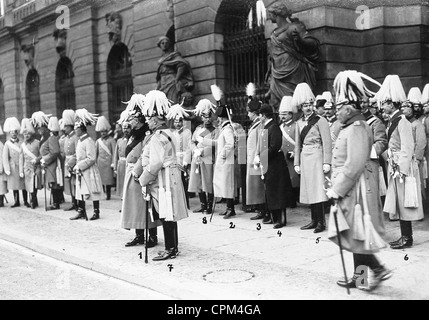 Kaiser Wilhelm II. nimmt den Gruß vor dem Zeughaus in Berlin, 1912 Stockfoto