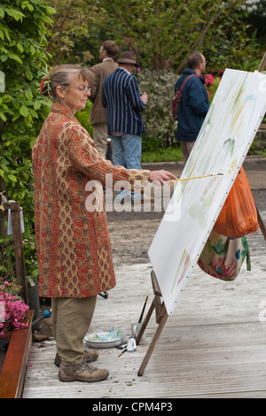 Frau-Malerei-Garten auf der Chelsea Flower Show 2012. Stockfoto