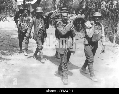 Gefangenen deutschen Soldaten tragen einen verwundeten Mann, 1916 Stockfoto