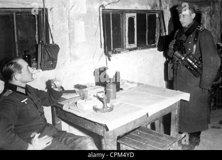 Deutsche Soldaten in einem Tierheim an der Ostfront, 1942 Stockfoto