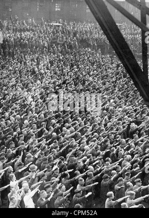 Jubelnde Arbeitnehmer nach einer Rede von Adolf Hitler, 1934 Stockfoto