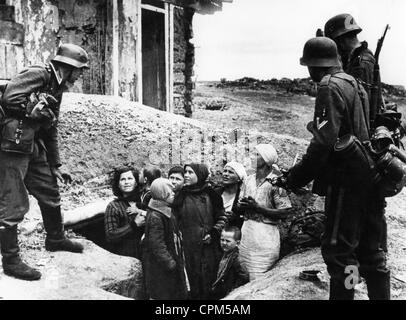 Deutsche Soldaten in einem besetzten Dorf an der Ostfront, 1941 Stockfoto