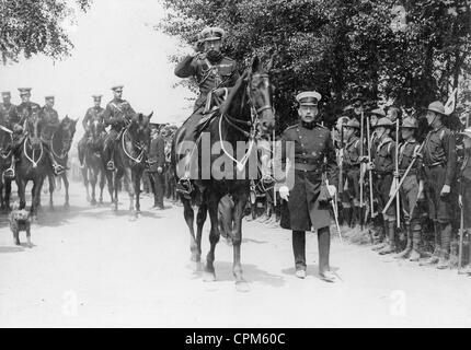 König George V bei einer Parade der Pfadfinder in Aldershot, 1910 Stockfoto