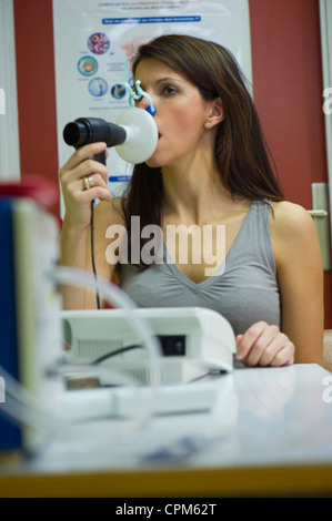 ATMUNG, SPIROMETRIE BEI EINER FRAU Stockfoto