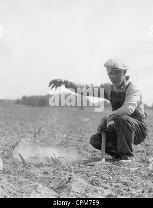 Landwirt während der Dürre auf seinem Gebiet im Corn Belt der USA, 1934 Stockfoto