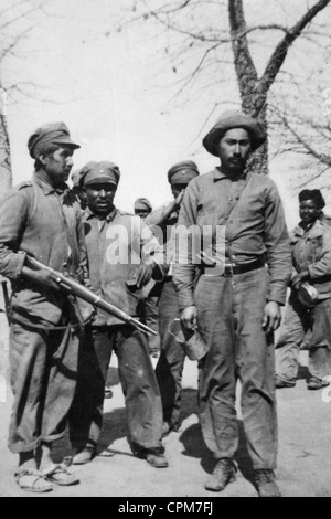 Bolivianischen Soldaten mit einem Gefangenen während des Krieges Chaco, 1932 Stockfoto