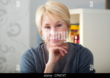 PORTRÄT - 65 JAHRE ALTE FRAU Stockfoto