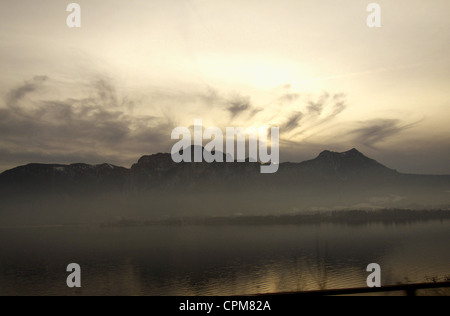 Silhouette der Berge spiegelt sich in einem See in der Dämmerung, in der Nähe von Salzburg, Salzkammergut, Österreich Stockfoto