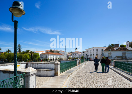 Die Ponte Romana (römische Brücke) über den Fluss Gilao mit Blick auf das Zentrum der Altstadt, Tavira, Algarve, Portugal Stockfoto