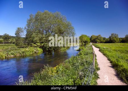 Fluss Itchen und Itchen Weg öffentlichen Fußweg auf Reichskolonialamtes, Hampshire, England. Stockfoto