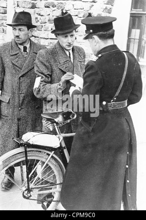 Einem polnischen Polizisten kontrollieren den Eingang in das Warschauer Ghetto, Mai 1941 (s/w Foto) Stockfoto