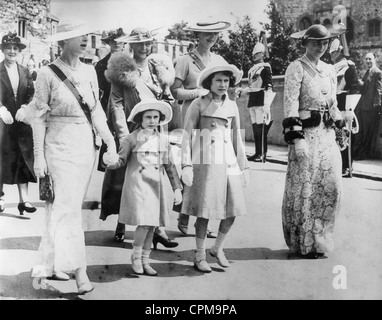 Mitglieder der britischen Königsfamilie in einer Prozession in Windsor Castle, 1937 Stockfoto