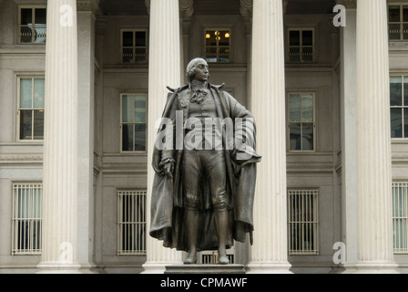 Statue von Albert Gallatin vor der National Treasury Building. Washington, D.C., USA Stockfoto