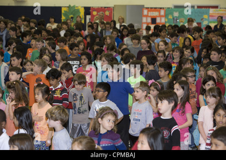 Kinder an der Greenville-School in Scarsdale, New York nehmen an der "Standup4change nationales Programm gegen Mobbing. Stockfoto