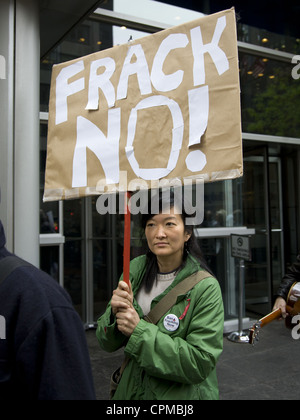 Umwelt-Aktivisten demonstrieren vor dem Gouverneur Cuomo NYC Büro drängte ihn, Fracking im Staat New York zu verbieten. Stockfoto