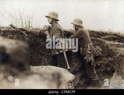 Deutsche Soldaten auf dem Schlachtfeld der Schlacht an der Aisne in Frankreich, 1918 Stockfoto