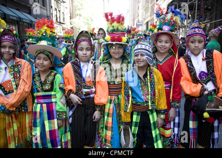 Jährliche Tanzparade in New York am Broadway. Traditionelle kostümierten bolivianischen Tanzgruppe. Stockfoto