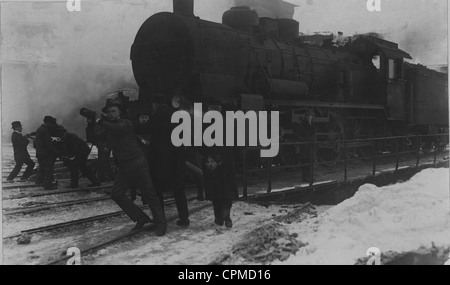 Schiene Streikbrecher mit einer Express train Lok auf der Drehscheibe, Februar 1922 (s/w Foto) Stockfoto